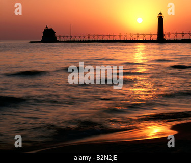 Sunset Grand Haven faro sul Lago Michigan Michigan STATI UNITI D'AMERICA, da Willard Clay/Foto Dembinsky Assoc Foto Stock