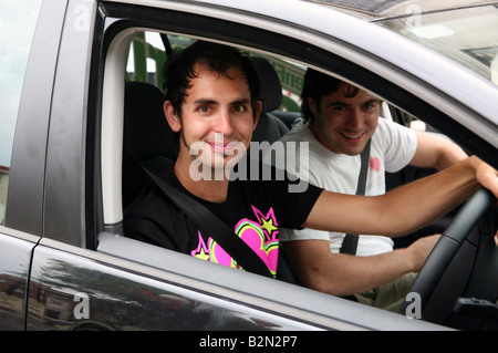 Jonny Smith, presentatore del canale cinque TV visualizza la quinta marcia al volante della vettura eco Londra Foto Stock