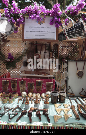 Bancarella vendendo strumenti musicali a una fiera di arti Feria de Artesania a Garachico Tenerife Canarie Spagna Foto Stock