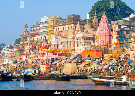 Una compressa di vista prospettica della centrale ghats intorno Dasaswamedh lungo il Gange a Varanasi. Foto Stock