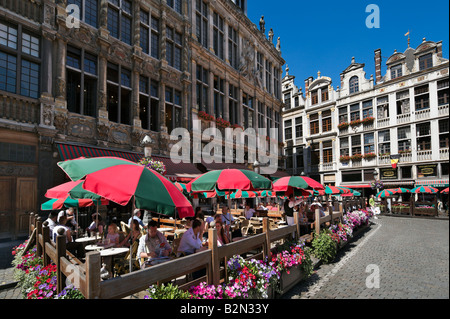 Cafe e Guildhouses nella Grande Place (Piazza Principale) nel centro storico di Bruxelles, in Belgio Foto Stock