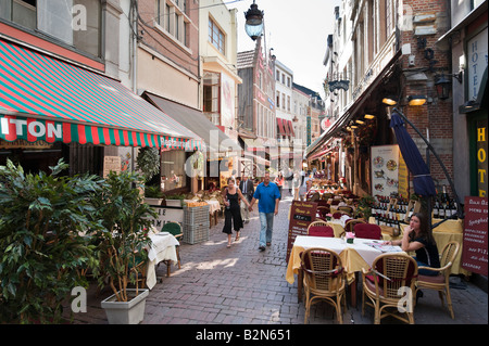 Ristoranti di Rue des Bouchers nel centro storico della città di Bruxelles, in Belgio Foto Stock