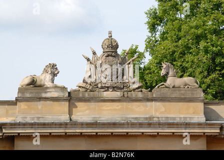 Lion, Unicorn e corona, Buckingham Palace, London Foto Stock