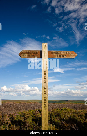 Da costa a costa per il sentiero segno Glaisdale Moor North York Moors National Park Foto Stock