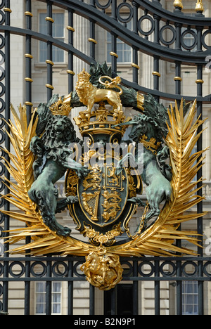 Il Crest e cancelli Buckingham Palace di Londra Foto Stock