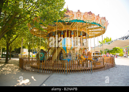 Giostra presso il Parc de la Villette a Parigi Francia Foto Stock