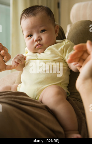 Ritratto di una bambina per mano di sua madre Foto Stock