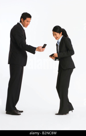 Imprenditore che illustra un telefono mobile per una imprenditrice Foto Stock