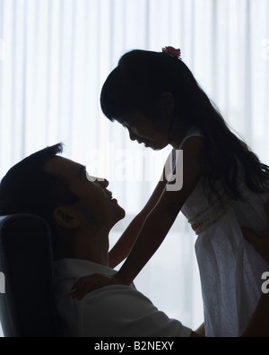 Profilo laterale di una metà uomo adulto il prelievo di sua figlia Foto Stock