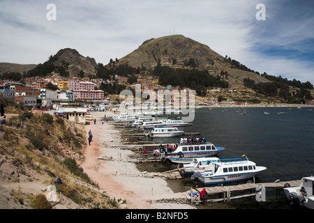 Il litorale del Lago Titicaca da Copacabana in Bolivia. Foto Stock