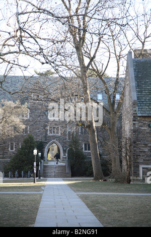 In lastricato la passerella che conduce alla scalinata e il picco archway attraverso estremità occidentale di Pyne Hall presso la Princeton University Foto Stock