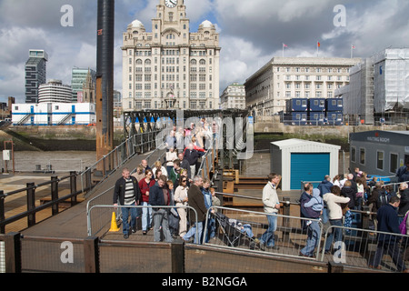 Liverpool Merseyside England Regno Unito luglio passeggeri fretta verso il basso la fase di atterraggio a bordo del traghetto Mersey a Pierhead Foto Stock