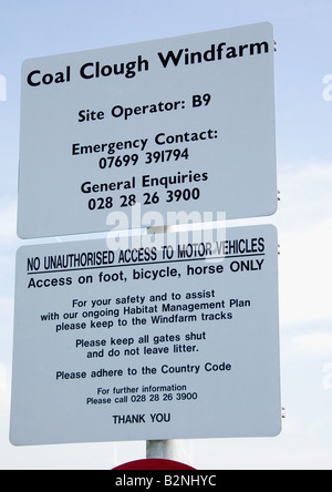 Segnaletica di sicurezza presso l'ingresso del sito di carbone per centrali eoliche Clough, Cliviger, vicino a Burnley, Lancashire, Inghilterra, Regno Unito. Foto Stock