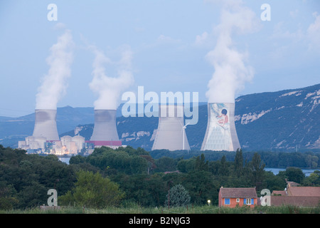 Impianto di energia nucleare Meysse Cruss in Rhone river valley all'alba Montelimar Francia Europa UE, torri di raffreddamento emiting fumo Foto Stock