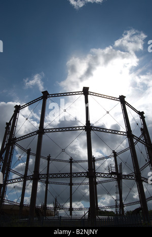 British gasometro visto contro un cielo tempestoso, a Kingston upon Thames Surrey, Inghilterra Foto Stock