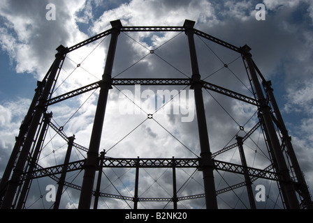 British gasometro visto contro un cielo tempestoso, a Kingston upon Thames Surrey, Inghilterra Foto Stock