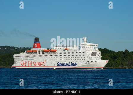 Lo svedese della nave traghetto Stena Saga di Stena Line passando l'isola Hovedoya vicino a Oslo Foto Stock