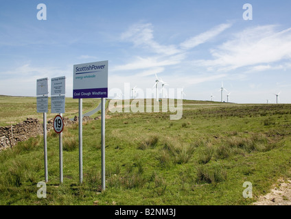 Ingresso del sito e segnaletica di sicurezza all'entrata di carbone per centrali eoliche Clough, Cliviger, vicino a Burnley, Lancashire, Inghilterra, Regno Unito. Foto Stock
