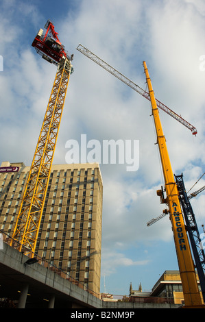 Costruzione gru essendo assemblati Jib braccio essendo issata in luogo con estensione gru idraulica Bristol REGNO UNITO Foto Stock