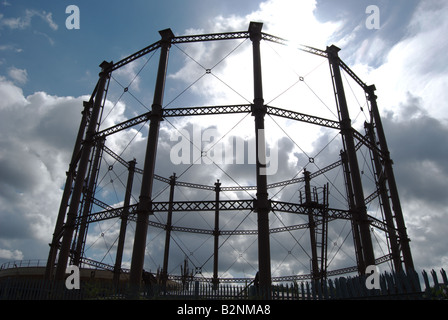 Vuoto gasometro britannico visto contro un cielo tempestoso, a Kingston upon Thames Surrey, Inghilterra Foto Stock