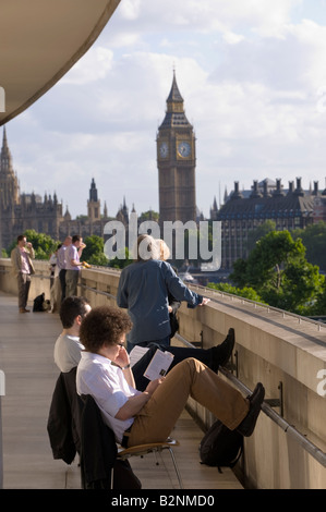 Le persone a rilassarsi e gustare un drink sulla terrazza e dal Royal Festival Hall Southbank SE1 London Regno Unito Foto Stock