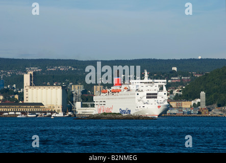 Lo svedese della nave traghetto Stena Saga di Stena Line lasciando la banchina Vippetangen in Oslo Foto Stock