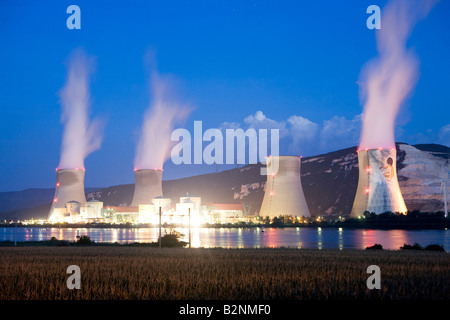 Impianto di energia nucleare Meysse Cruss in Rhone river valley all'alba Montelimar Francia Europa UE, torri di raffreddamento emiting fumo Foto Stock