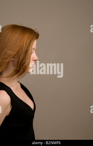 A lungo dai capelli rossi diciannovenne slim inglese irlandese gallese scottish ragazza adolescente in profilo cerca da solo di carattere introverso triste REGNO UNITO Foto Stock