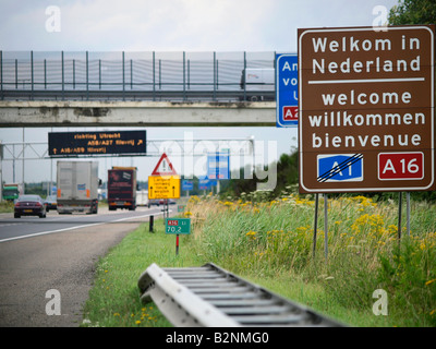 Welkom in Nederland benvenuto ai Paesi Bassi segno lungo l autostrada A16 olandese confine belga Foto Stock