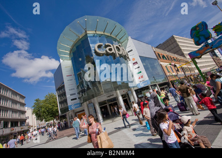 Gli amanti dello shopping a piedi al di fuori del Capitol Centre di Queen Street Cardiff Foto Stock