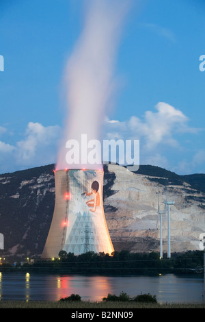 Impianto di energia nucleare Meysse Cruss in Rhone river valley all'alba Montelimar Francia Europa UE, torri di raffreddamento emiting fumo Foto Stock