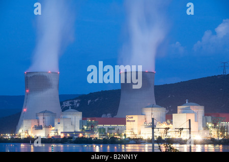 Impianto di energia nucleare Meysse Cruss in Rhone river valley all'alba Montelimar Francia Europa UE, torri di raffreddamento emiting fumo Foto Stock