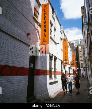 Tre giovani uomini a piedi di Enterprise recording studios. Enterprise House, Danimarca Place, Londra, Inghilterra, Regno Unito. Foto Stock