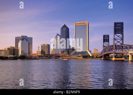 Downtown su St Johns River visto da Southbank Riverwalk Jacksonville in Florida USA Foto Stock