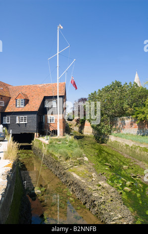 Il Vecchio Mulino a bassa marea ora Bosham Sailing Club West Sussex Regno Unito Foto Stock