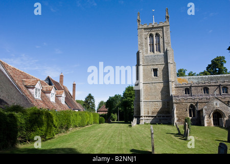 Chiesa e cottage grande Staughton Cambridgeshire Foto Stock