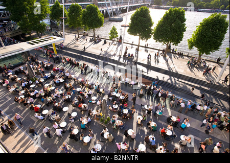 Le persone a rilassarsi e gustare un drink sulla terrazza e dal Royal Festival Hall Southbank SE1 London Regno Unito Foto Stock