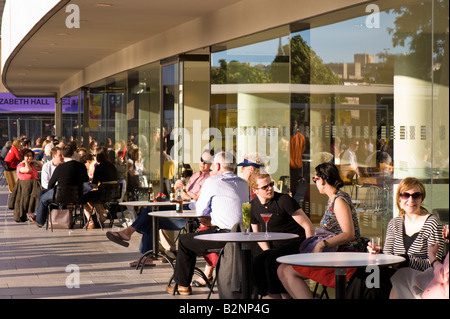 Le persone a rilassarsi e gustare un drink sulla terrazza e dal Royal Festival Hall Southbank SE1 London Regno Unito Foto Stock