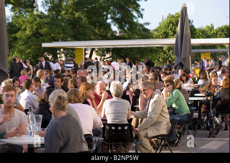 Le persone a rilassarsi e gustare un drink sulla terrazza e dal Royal Festival Hall Southbank SE1 London Regno Unito Foto Stock