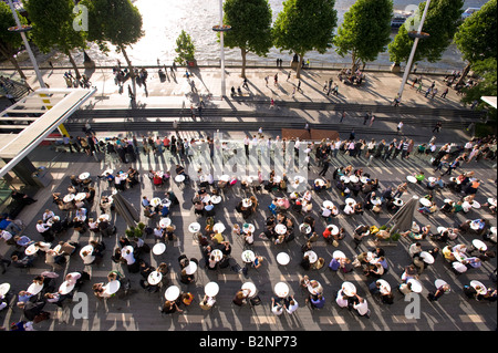 Le persone a rilassarsi e gustare un drink sulla terrazza e dal Royal Festival Hall Southbank SE1 London Regno Unito Foto Stock