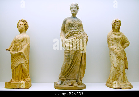 Agios Nikolaos, Creta, Grecia. Museo archeologico. Clay statue femminili di 2ndC BC Foto Stock