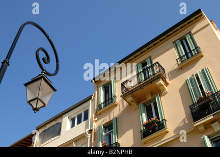 Lanterna di strada davanti casa residenziale. Vista dal punto basso Foto Stock