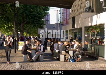 Persone godetevi un drink al di fuori del British Film Institute nei caldi pomeriggi d'estate Southbank SE1 London Regno Unito Foto Stock