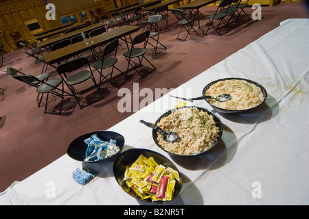 Uneaten prodotti alimentari e a condimenti su un tavolo in un vuoto di sala riunioni Foto Stock