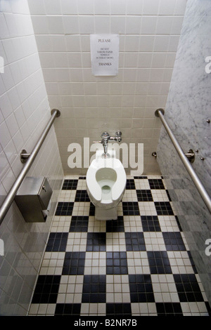 Servizi igienici con segno al di sopra di essa la lettura si prega di non gettare gli asciugamani di carta nella tazza di gabinetto Foto Stock