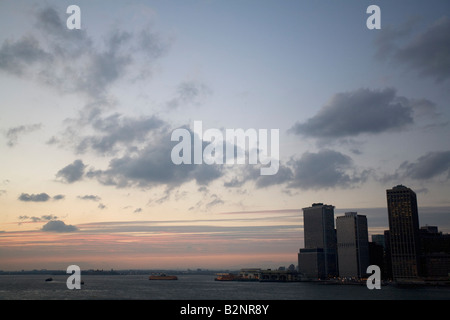 Tramonto e inferiore dello skyline di Manhattan Foto Stock