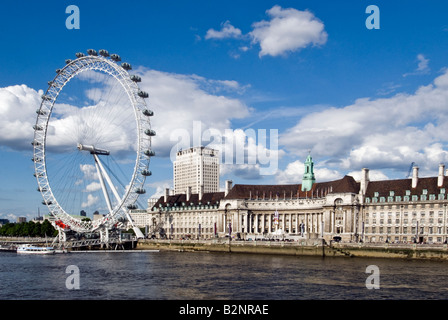 London eye sul Tamigi e GLC edificio Foto Stock