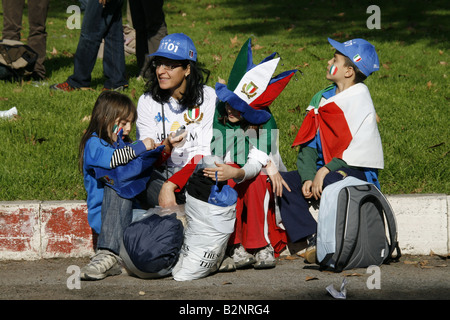 Il rugby italiano tifosi a Roma per il sei nazioni corrispondono Foto Stock
