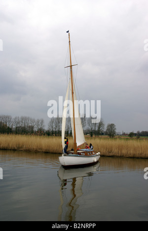 Javeline yacht riprendendo il fiume Bure in venti leggeri Foto Stock