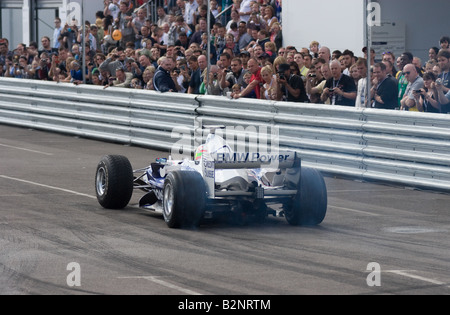 Augusto Farfus alla guida di una BMW Sauber auto di Formula Uno al Pit Lane Park a Manchester Foto Stock